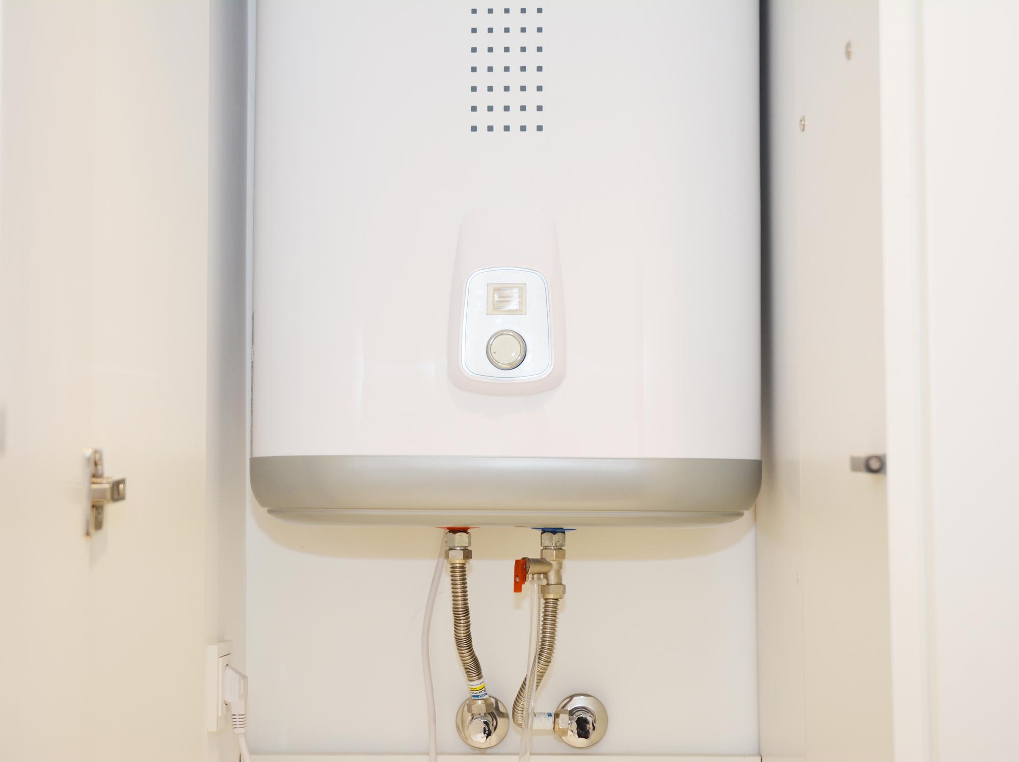 Wall mounted gas water heater